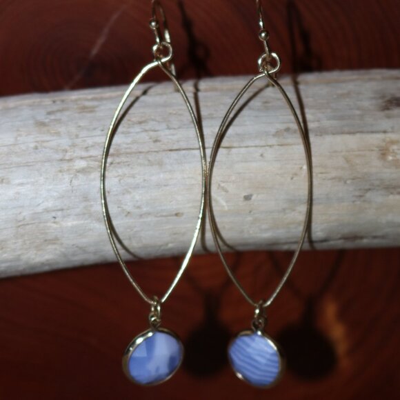 NEW Gold Oval Wire w Lucite Periwinkle Bead Drop Earrings - Picture 1 of 1